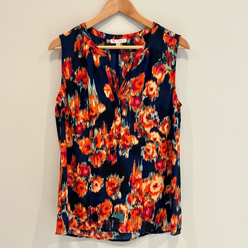 Lila Rose sleeveless blouse size M